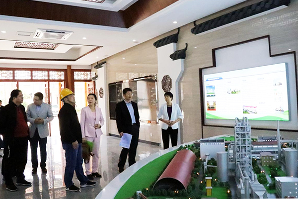 調研組參觀(guān)主廠(chǎng)房一樓展示廳、智能中央控制室01.jpg