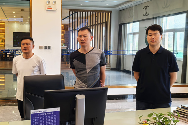 李縣長(cháng)到羅平公司調研.jpg